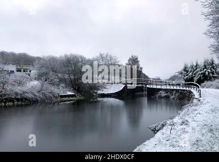 Les conditions hivernales près du Forth et du Clyde Canal à Glasgow le vendredi matin.Le bureau met a émis un avertissement jaune de neige et de glace pour une grande partie de l'Écosse, avertissant que de fréquentes averses de neige, de grêle et de neige pourraient entraîner des perturbations dans les déplacements vendredi matin.Date de la photo: Vendredi 7 janvier 2022. Banque D'Images