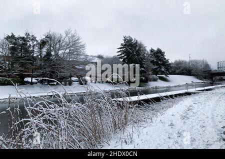 Les conditions hivernales près du Forth et du Clyde Canal à Glasgow le vendredi matin.Le bureau met a émis un avertissement jaune de neige et de glace pour une grande partie de l'Écosse, avertissant que de fréquentes averses de neige, de grêle et de neige pourraient entraîner des perturbations dans les déplacements vendredi matin.Date de la photo: Vendredi 7 janvier 2022. Banque D'Images