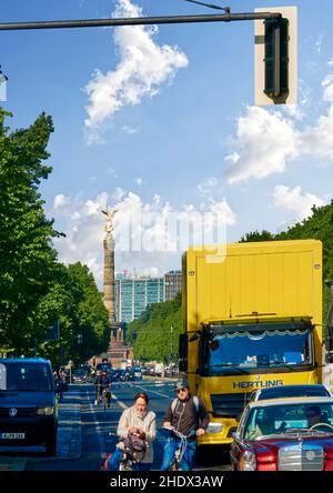 Berlin, Allemagne, 6 mai 2020 : cyclistes et automobilistes qui attendent au feu sur la Straße des 17.Juni avec la colonne de la victoire en arrière-plan Banque D'Images