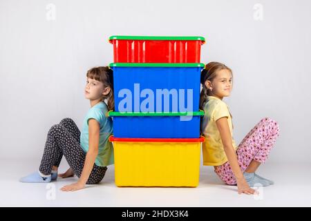 fille, entrouverte, boîte à jouets, filles, ajars,boîte, contenant, boîtes à jouets Banque D'Images