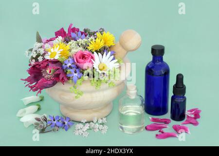 Préparation à l'huile essentielle pour les traitements d'aromathérapie à base de plantes.Herbes, fleurs dans un mortier et en vrac avec de l'huile d'amande pour l'infusion. Banque D'Images