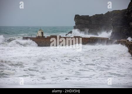 Portreath, Cornwall, 7th janvier 2022, grandes vagues et mers orageux à Portreath, Cornouailles causées par de forts vents de l'ouest du nord le matin.La température était de 6C, mais avec des vents forts et un facteur de refroidissement du vent lui faisant sentir 3C.La prévision est pour les vents de rafales de continuer au cours du week-end.Crédit : Keith Larby/Alay Live News Banque D'Images