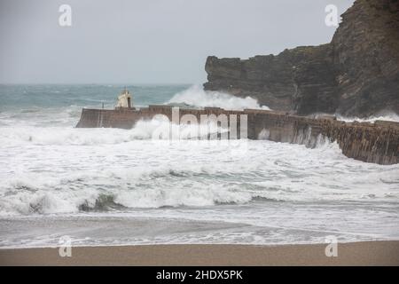 Portreath, Cornwall, 7th janvier 2022, grandes vagues et mers orageux à Portreath, Cornouailles causées par de forts vents de l'ouest du nord le matin.La température était de 6C, mais avec des vents forts et un facteur de refroidissement du vent lui faisant sentir 3C.La prévision est pour les vents de rafales de continuer au cours du week-end.Crédit : Keith Larby/Alay Live News Banque D'Images