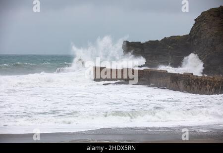 Portreath, Cornwall, 7th janvier 2022, grandes vagues et mers orageux à Portreath, Cornouailles causées par de forts vents de l'ouest du nord le matin.La température était de 6C, mais avec des vents forts et un facteur de refroidissement du vent lui faisant sentir 3C.La prévision est pour les vents de rafales de continuer au cours du week-end.Crédit : Keith Larby/Alay Live News Banque D'Images