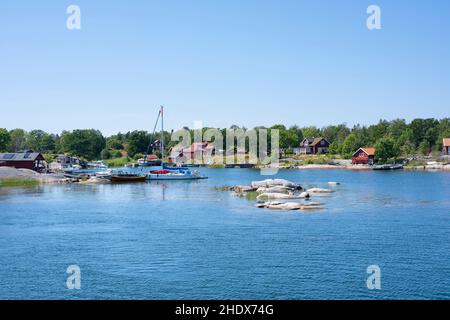 Vue sur le port et le village de Rödlöga dans l'archipel de Stockholm Banque D'Images