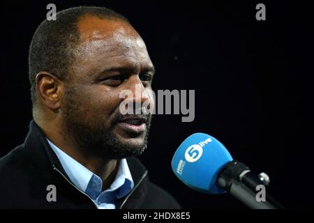 Photo du dossier en date du 01-12-2021 du gérant de Crystal Palace Patrick Vieira est interviewé après le match de la Premier League à Elland Road, Leeds.Patrick Vieira a l'intention de jouer à la « meilleure équipe » du Crystal Palace à Millwall lors de la troisième manche de la coupe FA, samedi.Date de publication : vendredi 7 janvier 2022. Banque D'Images