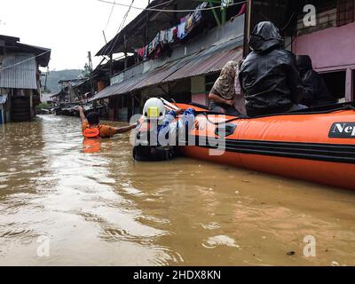 (220107) -- JAYAPURA, le 7 janvier 2022 (Xinhua) -- des membres de l'Agence nationale de recherche et de sauvetage (Basarnas) évacuent des personnes par bateau après que les inondations ont frappé Jayapura, en Indonésie, le 7 janvier 2022.Les fortes pluies qui ont frappé Jayapura de jeudi soir à vendredi matin ont causé des inondations dans un certain nombre de régions.(BASARNAS/document via Xinhua) crédit: Xinhua/Alay Live News Banque D'Images