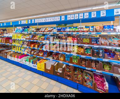 Fossano, Italie - 29 octobre 2021: Étagères, pour la vente de bonbons, chocolat, en-cas, bonbons, dans le supermarché Eurospin discount.C'est un italien Banque D'Images