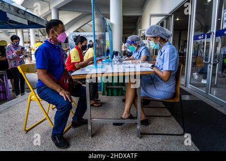 Bangkok, Thaïlande.08th janvier 2022.Les personnes qui se sont enregistrées pour être vaccinées avec les injections de rappel de vaccin Pfizer COVID-19.les ressortissants thaïlandais et les résidents non thaïlandais reçoivent 3rd injections de rappel des vaccins COVID-19 au Centre de jeunesse de Bangkok (Thai-Japon), le gouvernement thaïlandais exhorte le grand public à recevoir une injection de rappel au cours d'une poussée d'infections à COVID-19 dansThaïlande en raison de la propagation de la variante Omicron dans le monde.Crédit : SOPA Images Limited/Alamy Live News Banque D'Images