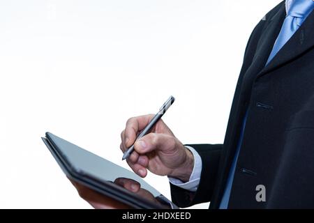 Homme d'affaires méconnu avec une tablette à l'aide d'un stylo numérique, fond blanc Banque D'Images