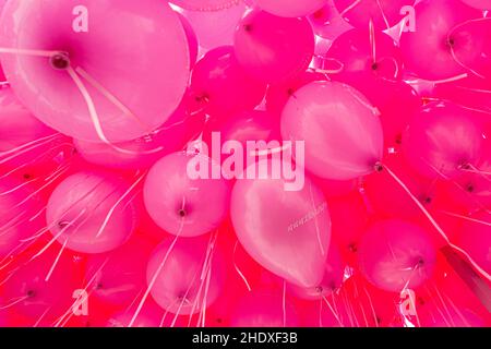 Ballons d'anniversaire roses sur fond abstrait Banque D'Images