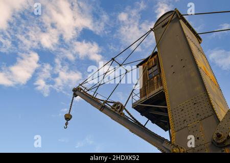 Vue à angle bas de la grue ancienne restaurée et préservée de Tannet et Walker dans le Vieux Port contre ciel bleu clair, Gênes, Ligurie, Italie Banque D'Images