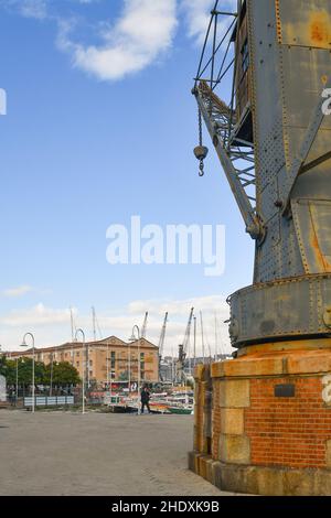 Vue sur le Vieux Port avec la grue ancienne restaurée et préservée de Tannet et Walker contre ciel bleu clair, Gênes, Ligurie, Italie Banque D'Images