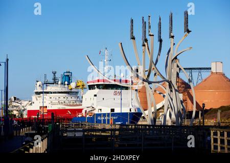 Port de Blyth dans North Tyneside, Tyne & Wear, encadré par une structure d'art public moderne Spirit of the Staithes sculpture Banque D'Images