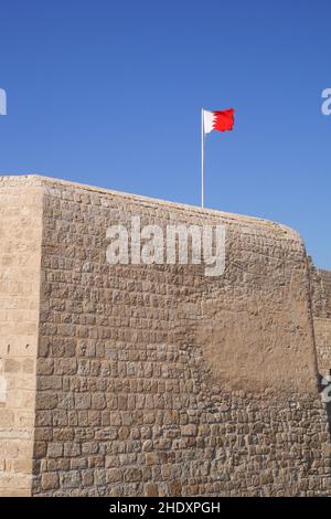 Murs fortifiés du fort de Bahreïn, ou fort portugais, avec le drapeau de Bahreïn, Royaume de Bahreïn Banque D'Images
