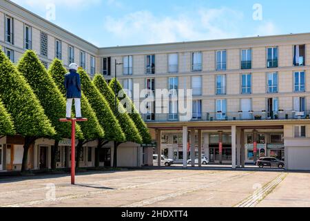 Sculpture 'Monsieur Goéland' (Monsieur Gull) de Stephan Balkenhol sur la place du Vieux marché du Havre, France. Banque D'Images