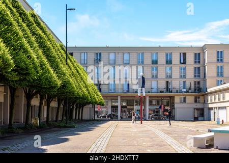 Sculpture 'Monsieur Goéland' (Monsieur Gull) de Stephan Balkenhol sur la place du Vieux marché du Havre, France. Banque D'Images