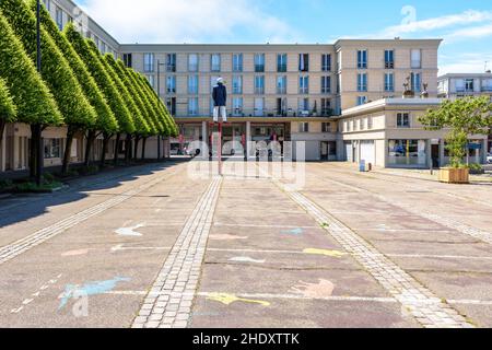 Sculpture 'Monsieur Goéland' (Monsieur Gull) de Stephan Balkenhol sur la place du Vieux marché du Havre, France. Banque D'Images