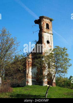 Une église sur une colline qui a été détruite par la guerre civile des Balkans. Banque D'Images