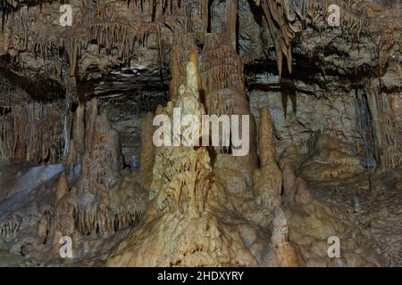 Vue sur la grotte faite de stalacttes et de stalogmites à New Athos en Abkhazie.Attraction touristique Banque D'Images