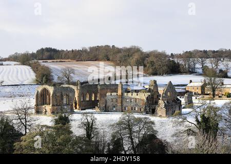 Egglestone Abbey, Teesdale, comté de Durham, Royaume-Uni.7th janvier 2022.Météo Royaume-Uni.Une magnifique scène enneigée à l'abbaye d'Egglestone, où de fortes averses de neige affectent le comté de Durham.Crédit : David Forster/Alamy Live News Banque D'Images