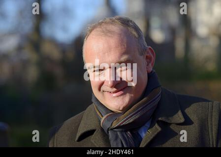 Sir Ed Davey, député de LibDem, Kingston et Surbiton, chef des libéraux-démocrates, à Victoria Tower Gardens, Westminster, accueille Helen Morgan, députée Banque D'Images