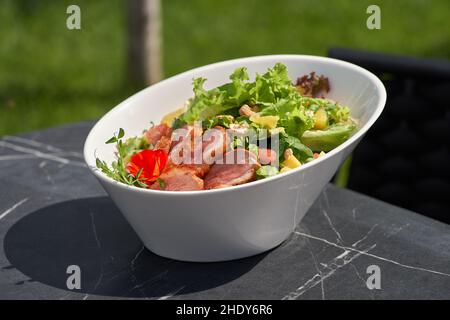 Salade de bœuf, salade épicée de bœuf rôti, salade de bœuf, plat épicé. Banque D'Images