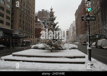 New York, États-Unis.7th janvier 2022.(NOUVEAU) première neige attendue depuis longtemps de 2022 à New York.7 janvier 2022, New York, États-Unis :La première chute de neige attendue de 2022 est tombée le 7th janvier à New York avec un avis météo d'hiver en vigueur pour New York jusqu'en 12pm, avertissant les New-Yorkais et les touristes de prendre la prudence en conduisant, ce qui leur permet de prendre du temps et de fonctionner à des vitesses plus lentes.Credit: Niyi Fote/Thenews2 (Foto:Niyi Fote/TheNews2/Zumapress) (image de crédit : © Niyi Fote/TheNEWS2 via ZUMA Press Wire) Banque D'Images