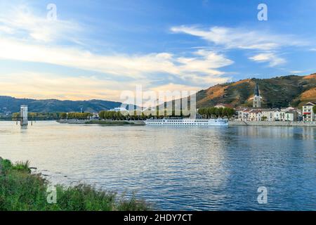 France, Drôme, Vallée du Rhône, Tain l'Hermitage, village,Vignoble AOC Hermitage, pont Marc Seguin et croisière en péniche sur le Rhône // France, Banque D'Images