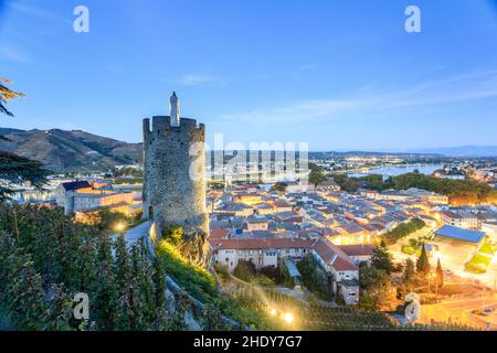 France, Ardèche, Vallée du Rhône, Tournon sur Rhône, Tour de la Vierge, vignoble, ville et Rhône // France, Ardèche (07), vallée du Rhône, Tour Banque D'Images