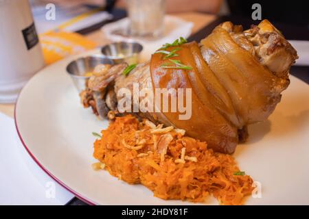 Jarret de porc rôti braisé chou bouilli avec eisbein et la moutarde sur planche à découper en bois Banque D'Images