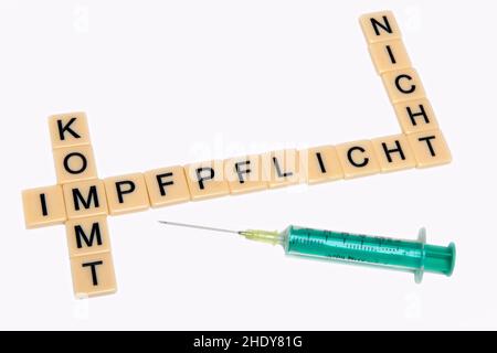 Image symbolique sur la question de la vaccination obligatoire en Allemagne: Lettre cubes montrent les mots vaccination obligatoire, est à venir et ne vient pas (Imp Banque D'Images