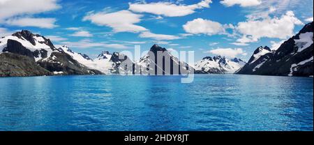 Vue panoramique sur le paysage spectaculaire à l'intérieur du fjord de Drygalski sur l'île de Géorgie du Sud, avec ses montagnes et glaciers enneigés. Banque D'Images