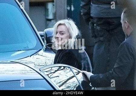 07/01/2022 - Liz Truss, secrétaire aux Affaires étrangères, arrive au Foreign Office dans le centre de Londres, alors qu'elle a annoncé que la Russie sera confrontée à des sanctions de haut niveau Banque D'Images