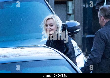 07/01/2022 - Liz Truss, secrétaire aux Affaires étrangères, arrive au Foreign Office dans le centre de Londres, alors qu'elle a annoncé que la Russie sera confrontée à des sanctions de haut niveau Banque D'Images