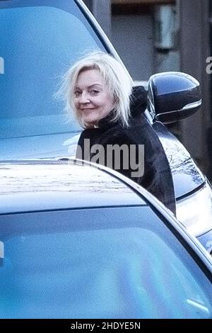 07/01/2022 - Liz Truss, secrétaire aux Affaires étrangères, arrive au Foreign Office dans le centre de Londres, alors qu'elle a annoncé que la Russie sera confrontée à des sanctions de haut niveau Banque D'Images