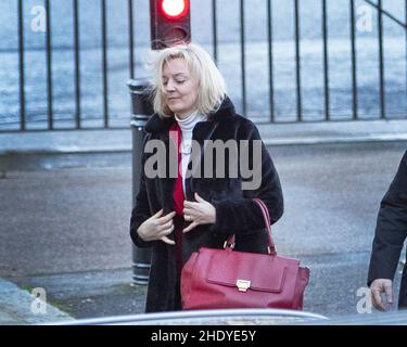 07/01/2022 - Liz Truss, secrétaire aux Affaires étrangères, arrive au Foreign Office dans le centre de Londres, alors qu'elle a annoncé que la Russie sera confrontée à des sanctions de haut niveau Banque D'Images