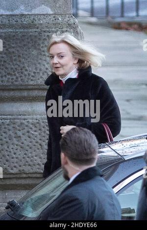 07/01/2022 - Liz Truss, secrétaire aux Affaires étrangères, arrive au Foreign Office dans le centre de Londres, alors qu'elle a annoncé que la Russie sera confrontée à des sanctions de haut niveau Banque D'Images