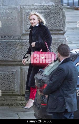 07/01/2022 - Liz Truss, secrétaire aux Affaires étrangères, arrive au Foreign Office dans le centre de Londres, alors qu'elle a annoncé que la Russie sera confrontée à des sanctions de haut niveau Banque D'Images