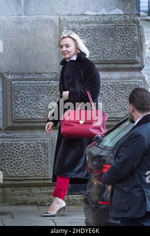 07/01/2022 - Liz Truss, secrétaire aux Affaires étrangères, arrive au Foreign Office dans le centre de Londres, alors qu'elle a annoncé que la Russie sera confrontée à des sanctions de haut niveau Banque D'Images