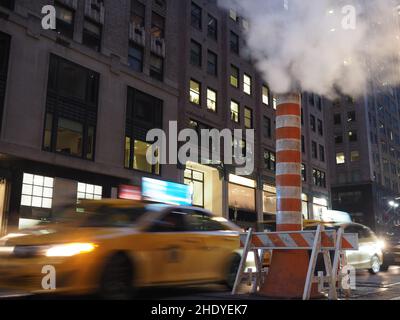 Image longue exposition d'une cabine passant par une cheminée à vapeur à Manhattan. Banque D'Images