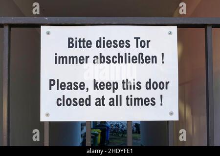 Panneau, veuillez garder cette porte fermée à tout moment, Berlin, Allemagne Banque D'Images