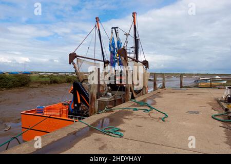 Le chalutier à poutres 'sea Dog' (BN2) amarré à Brancaster Staithe Quay, Norfolk, Angleterre. Banque D'Images