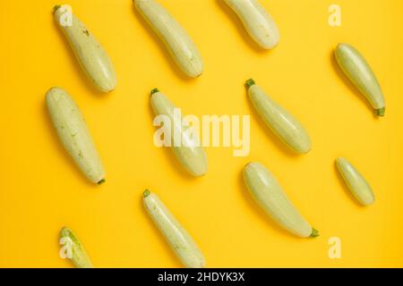 Légumes arrière-plan abstrait.Courgettes sur le blanc.Vue de dessus.Pose à plat Banque D'Images