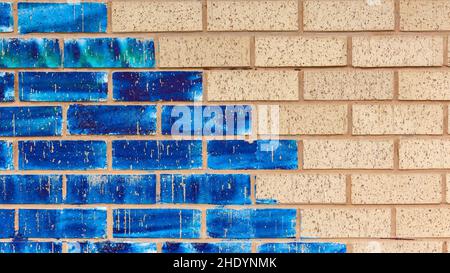 Mur closeup argile briques plâtre peinture assortis de couleurs bleues résumé arrière-plan à l'extérieur. Banque D'Images