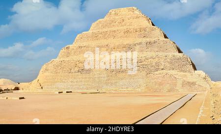 La plus ancienne pyramide debout en Égypte, conçue par Imhotep pour le roi Djoser, située à Saqqara, un ancien buri Banque D'Images