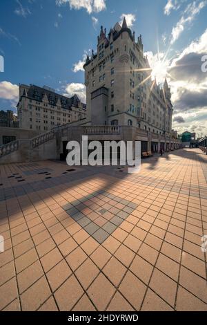 Ottawa, Canada - 09.04.2019 : gros plan vertical de l'hôtel Fairmont Château Laurier dans la capitale canadienne par une journée ensoleillée. Étoile au soleil derrière le bâtiment. Banque D'Images