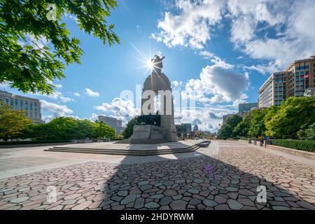 Ottawa, Canada - 09.04.2019 : étoile du soleil au-dessus du monument commémoratif de guerre sur la place de la Confédération dans la capitale canadienne, un jour ensoleillé avec un ciel bleu vif. Banque D'Images