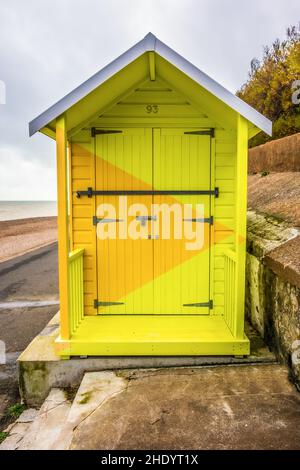 No. 1054 arpeggio, Bright Yellow Beach Hut, décoré par Rana Begum pour Creative Folkestone Triennal, Lower Saxon Way, Folkestone, 02 janv. 2022 Banque D'Images