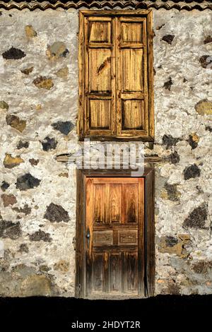 Porte en bois et volets de fenêtre en bois sur la façade de la maison vieille de 120 ans façade dans le village de Chiguergue, Guia de Isora, Tenerife, Iles Canaries, Spa Banque D'Images